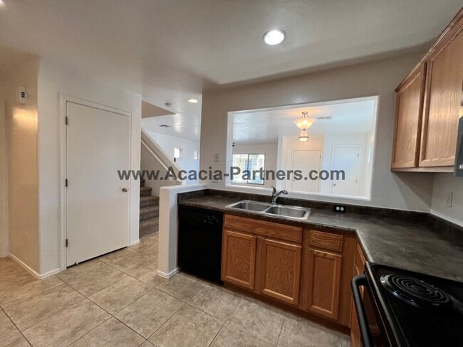 Building Photo - Beautiful Three Bedroom 2 and 1/2 Bath Home