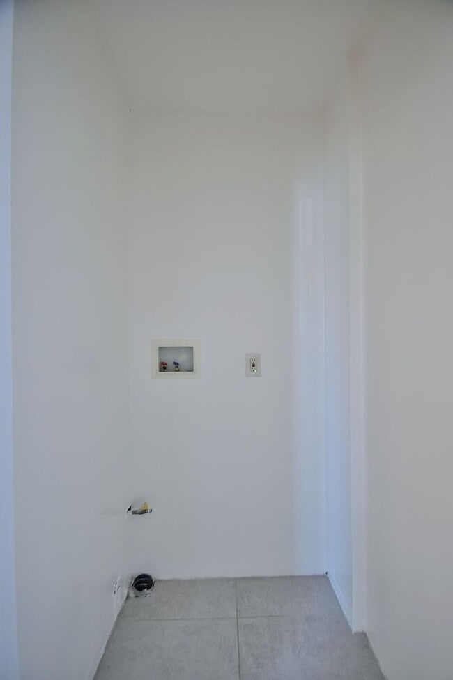 Building Photo - w4336