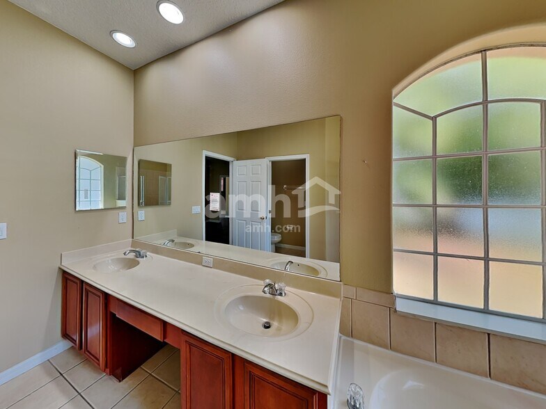 Building Photo - 1714 Cedar Lake Dr