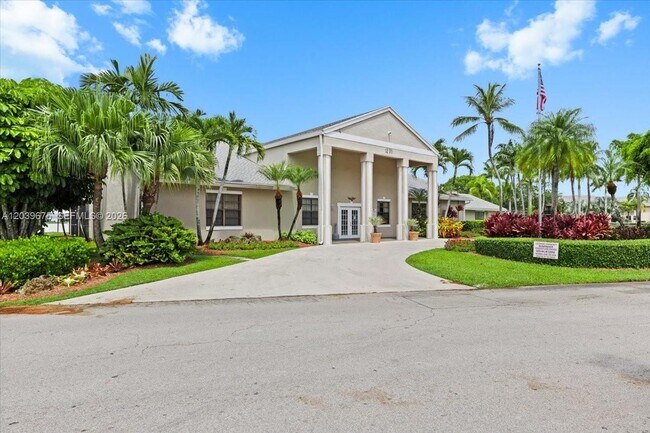 Building Photo - 999 Hamilton Dr