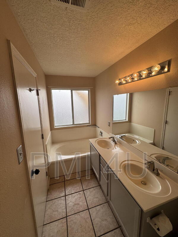 Building Photo - 10620 Rio Del Sole Ct NW