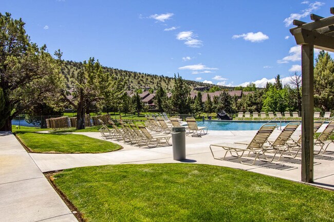 Building Photo - 951 Golden Pheasant Dr