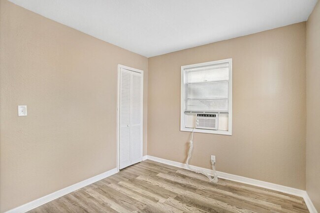 Building Photo - 2 bedroom 1 bath with porch
