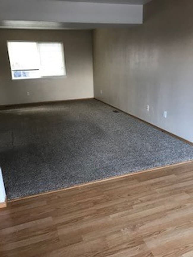 Building Photo - 3 Bedroom 1 Bathroom Belgrade Unit