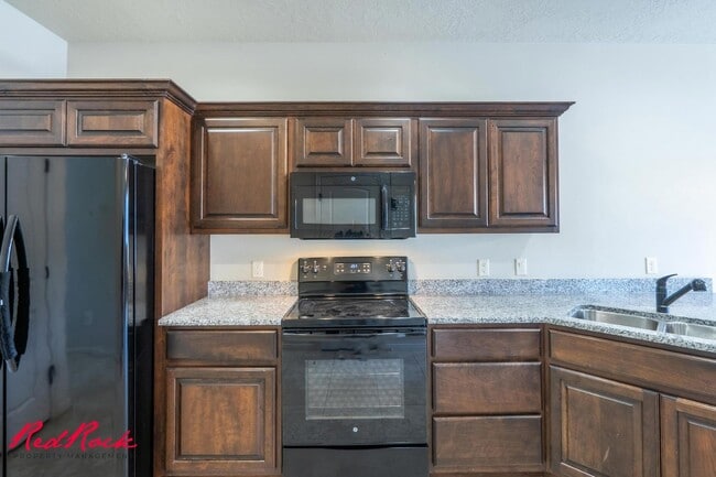 Building Photo - Charming 3 bedroom Townhome. 2 Community Pools!