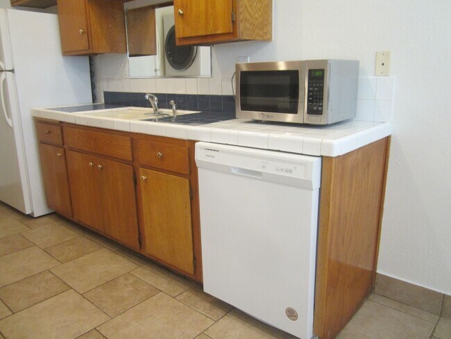 Building Photo - Immaculate 2 Bedroom Loma Linda Duplex