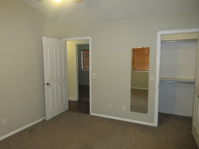 Building Photo - Move-In Bonus!!! 3 bedroom - 2 bath - located in Enoch
