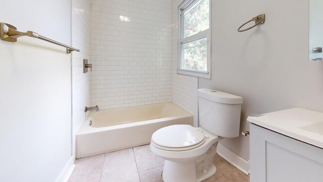 Building Photo - Renovated 2BR Row Home