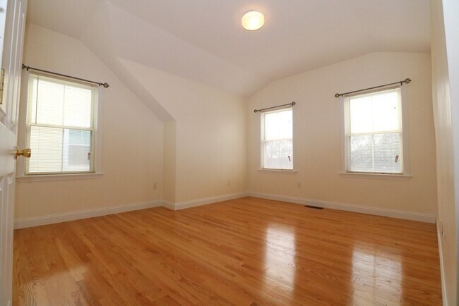 Building Photo - 76 Seaver St