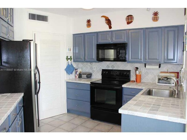 Building Photo - 2845 Granada Blvd