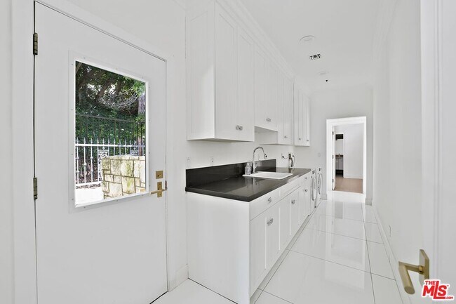 Building Photo - 2387 Stratford Cir
