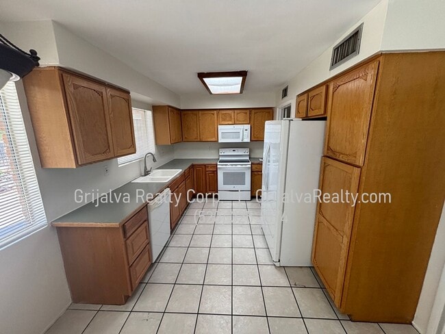 Building Photo - Eastside 4 Bedroom, 2 Bath House w/ Pool f...