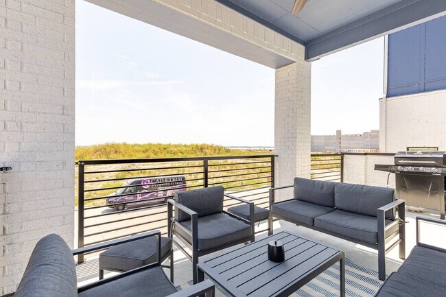 Building Photo - 810 Resort Dr