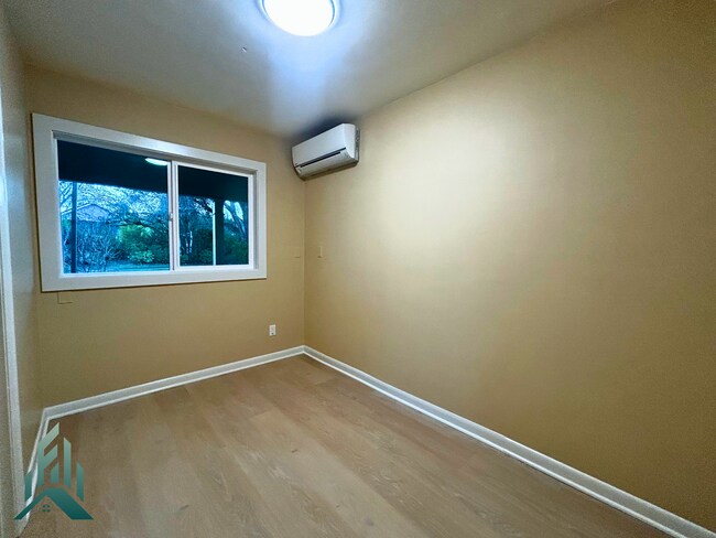 Building Photo - 1005 NW 30th St