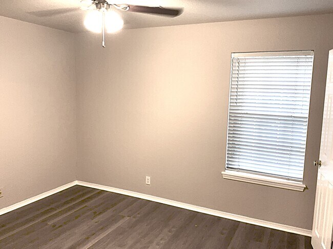 Building Photo - 513 N Sweet Gum Ave