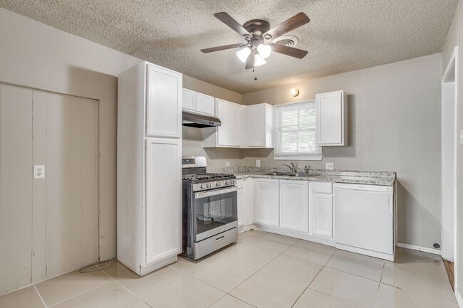Building Photo - 3109 Dogwood Park Dr