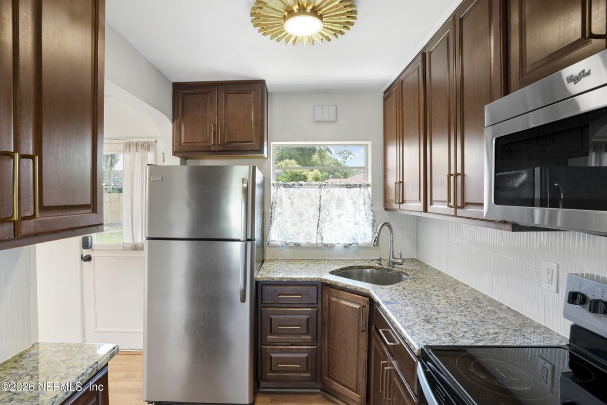 Building Photo - 5236 River Forest Dr