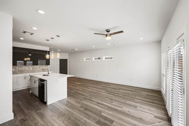 Building Photo - 4512 Noble St