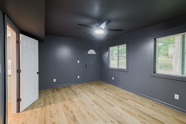Building Photo - Newly Renovated East Side Home!