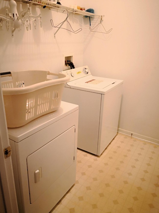 Building Photo - 17 Trailstream Dr