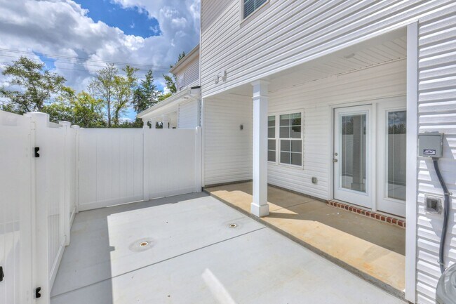Building Photo - Newly Built 3 Bed 2.5 Bath Townhome in Tullahoma