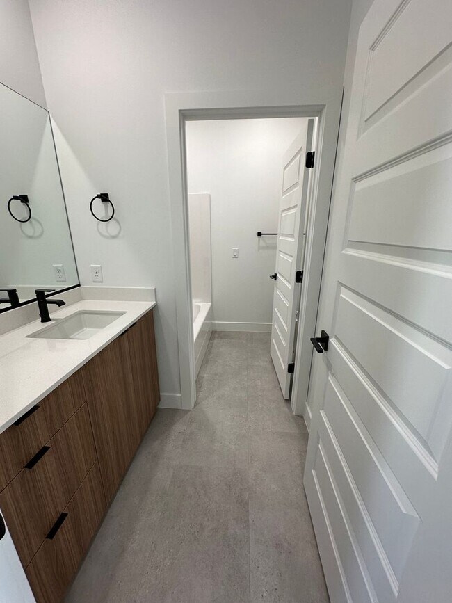 Building Photo - PET FRIENDLY!! HURRICANE TOWNHOME!