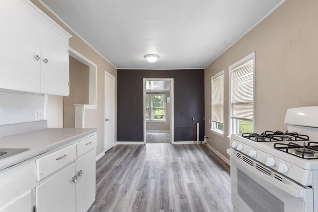 Building Photo - Charming 2 Bed, 1 Bath Home on Quiet Stree...