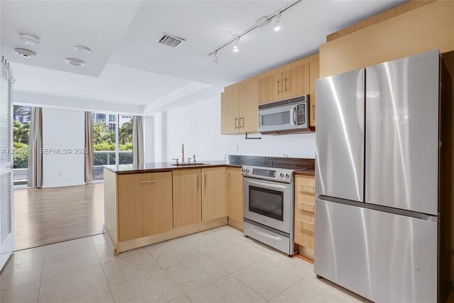 Building Photo - 10275 Collins Ave