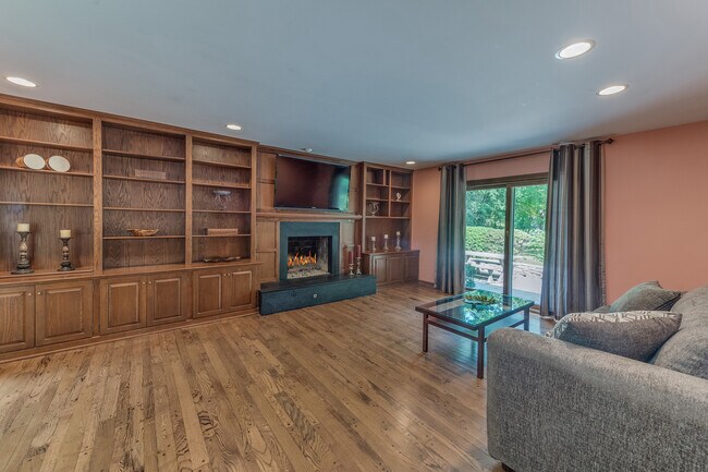 Building Photo - 145 Pine Tree Ln