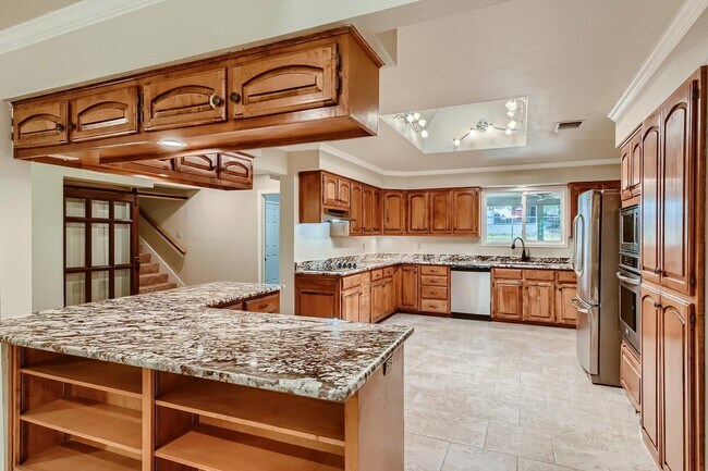 Building Photo - Gorgeous San Antonio home with large backy...