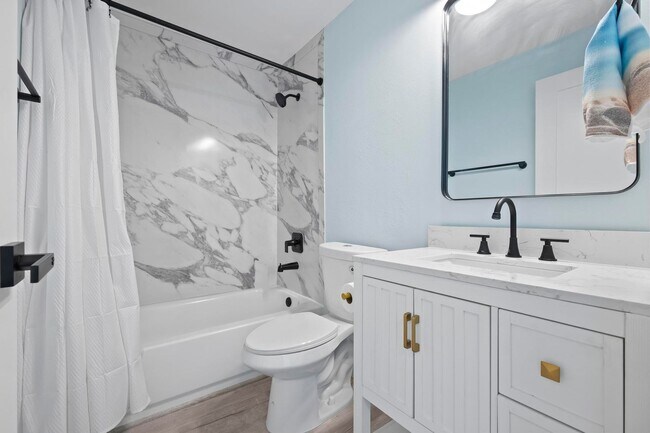 Building Photo - GORGEOUS FULLY RENOVATED 2ND FLOOR 2 BEDRO...