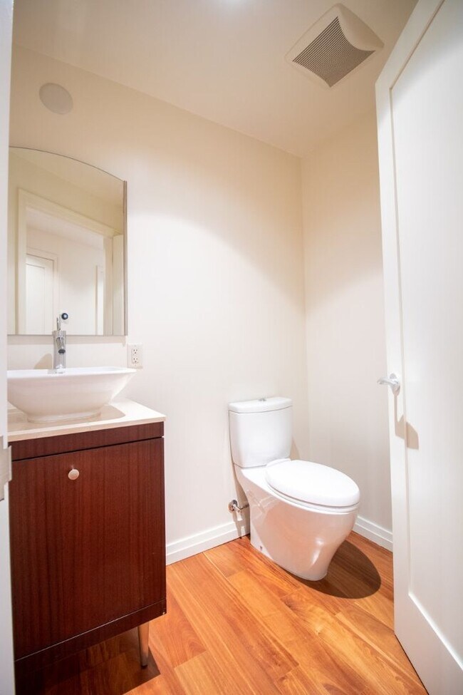 Building Photo - 1bd/1.5ba Bellevue Condo