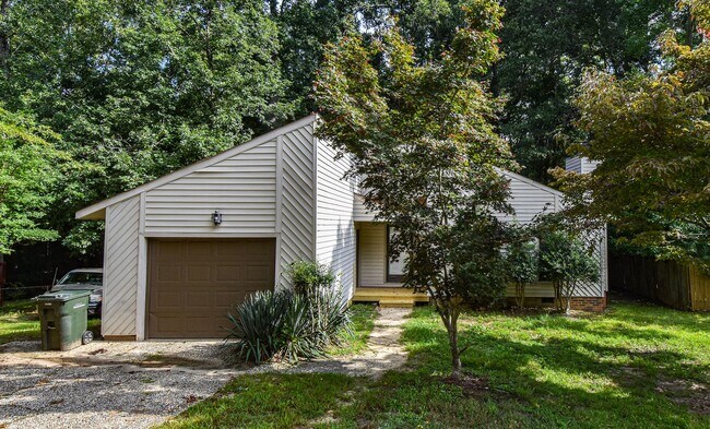Building Photo - Coming Soon w/ New Interior Paint- 3 Bedroom 2 Bathroom- No Pets