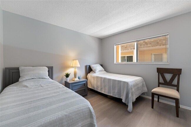 Building Photo - 1540 Glen Oaks Dr E