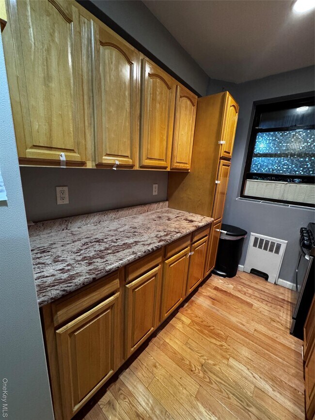 Building Photo - 44-10 Macnish St