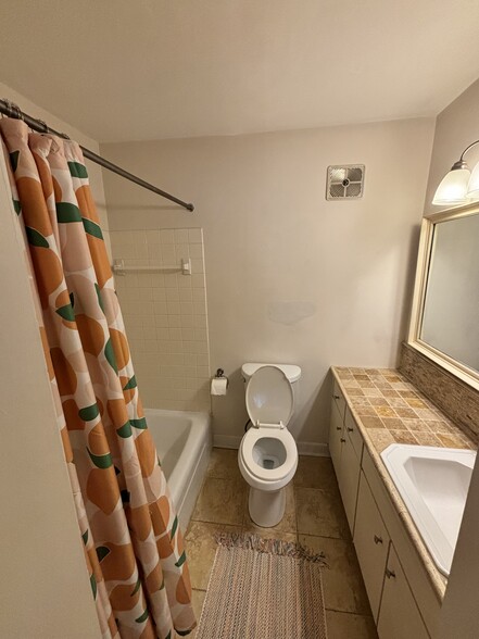 Hallway full bathroom - 1900 Richard Jones Rd