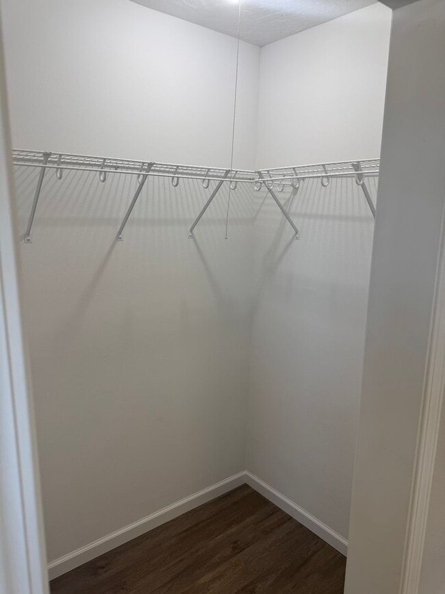 Building Photo - Newly Renovated 2 Bedroom Home Available f...