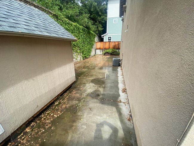 Building Photo - Beautiful & Spacious 3 Bedroom, 2.5 Bathroom Hayward Home – Prime Residential Location W Laundry,...