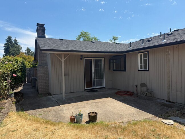 Building Photo - Updated 3-bedroom, 2-bathroom house in desirable Thurston neighborhood!