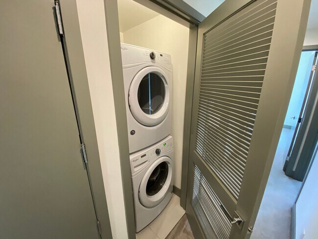 Building Photo - NEWER  4BED 3 BATH FRONT TOWNHOME*HWFLS*BALCONY*W/D IN  UNIT* CENTRAL AIR/HEAT* *STAINLESS  APPLI...