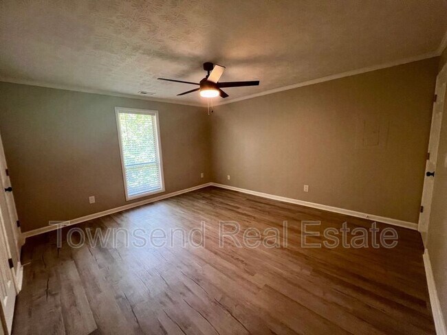 Building Photo - 5853 Century Oaks Dr