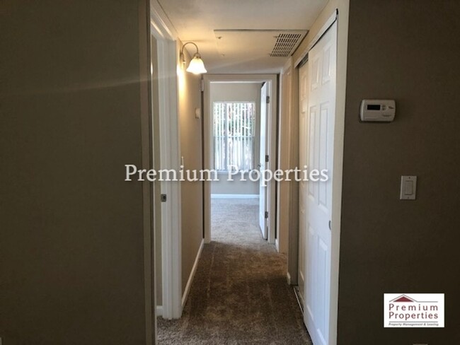 Building Photo - Move-in Ready 2BD/1BA Upper-Level, End Uni...