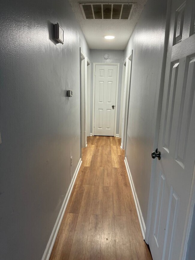 Building Photo - UPDATED 3 bedroom