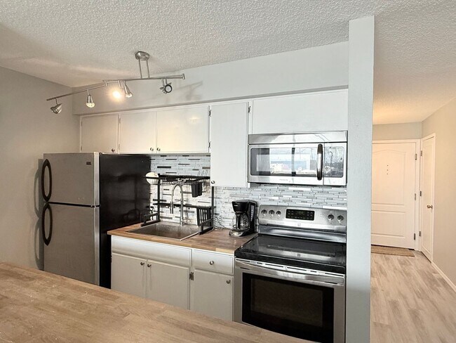 Building Photo - Partially Furnished Downtown Denver Studio...