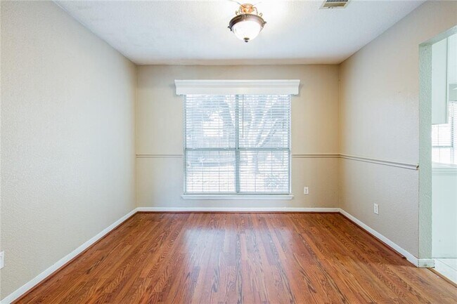 Building Photo - 1010 Laurelleaf Dr