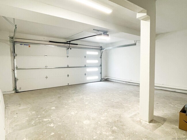 Building Photo - 1093 N Vulcan Ave