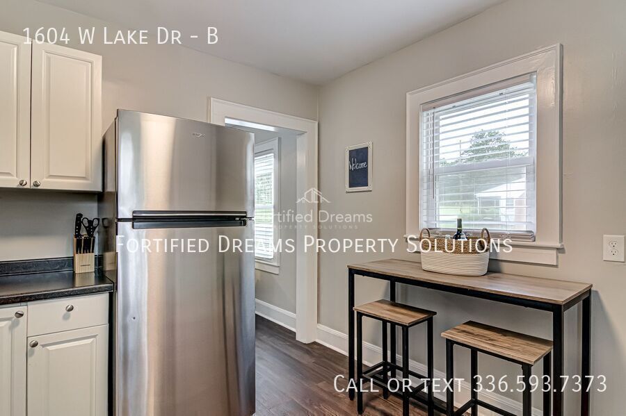 Building Photo - 1604 W Lake Dr