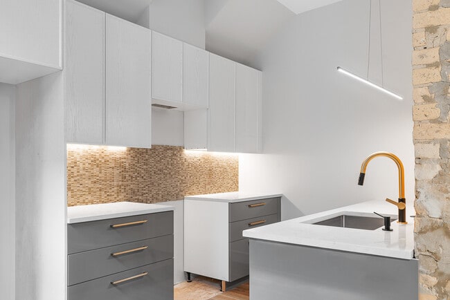 Building Photo - 1810 N Wells St