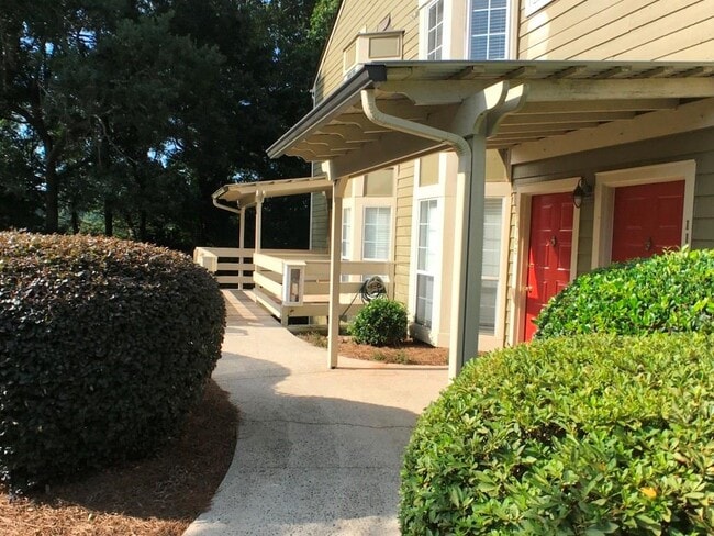 Building Photo - 1104 Riverview Dr