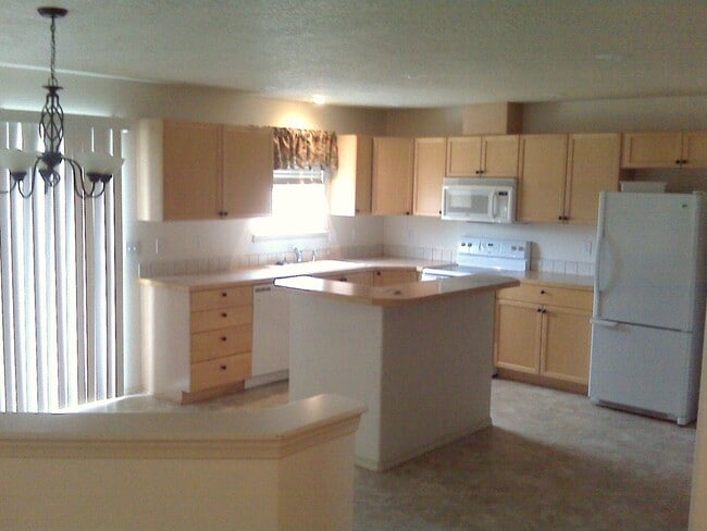 Building Photo - Large 3 BedRoom w/BONUS ROOM Home in MoonR...